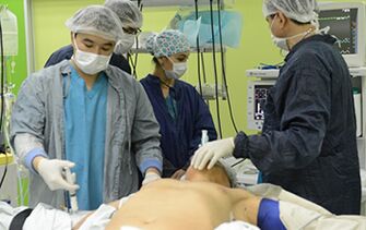 Cirurxiáns realizando unha operación para agrandar o pene dun home