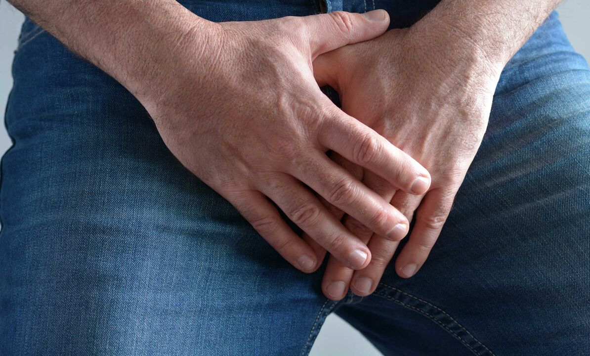Un home sofre molestias nas ingles debido a un microtransplante muscular do pene