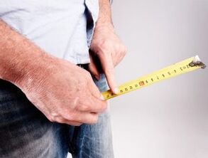 un home mide a lonxitude do pene antes de agrandalo con refresco