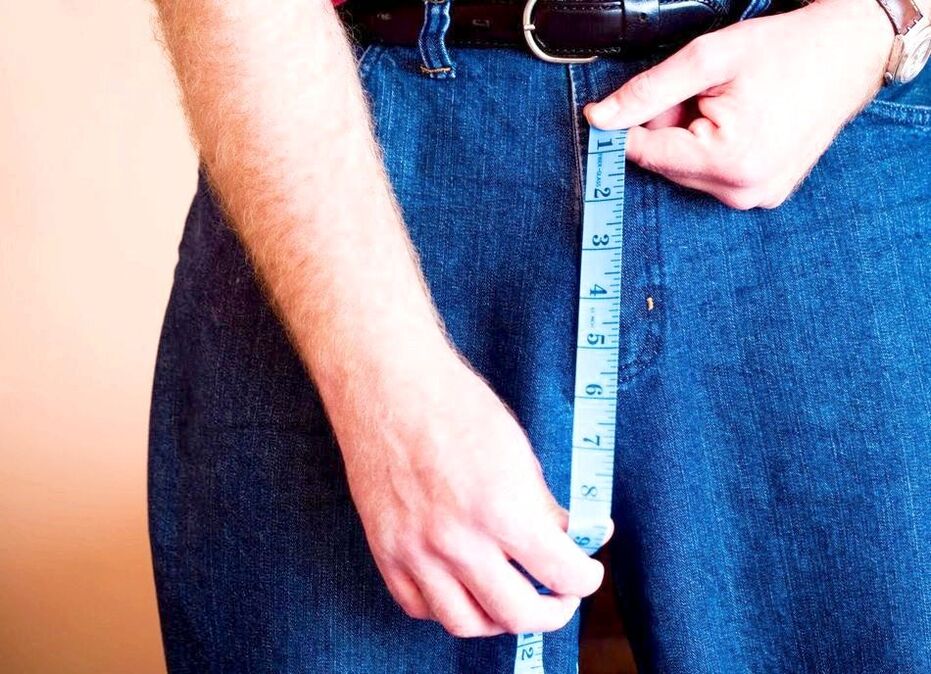 Home medindo o pene despois da ampliación